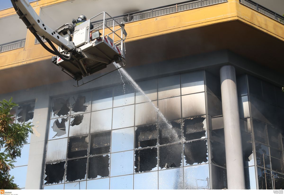 Ηράκλειο: Μεγάλη φωτιά σε συσκευαστήριο στο Τυμπάκι