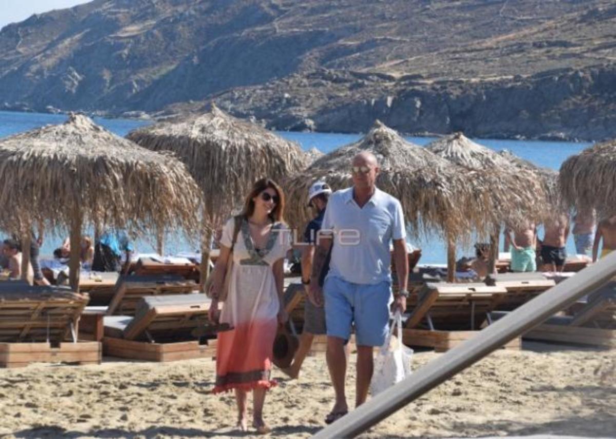 Τζώνη Καλημέρης: Με το κορίτσι του στη Μύκονο!
