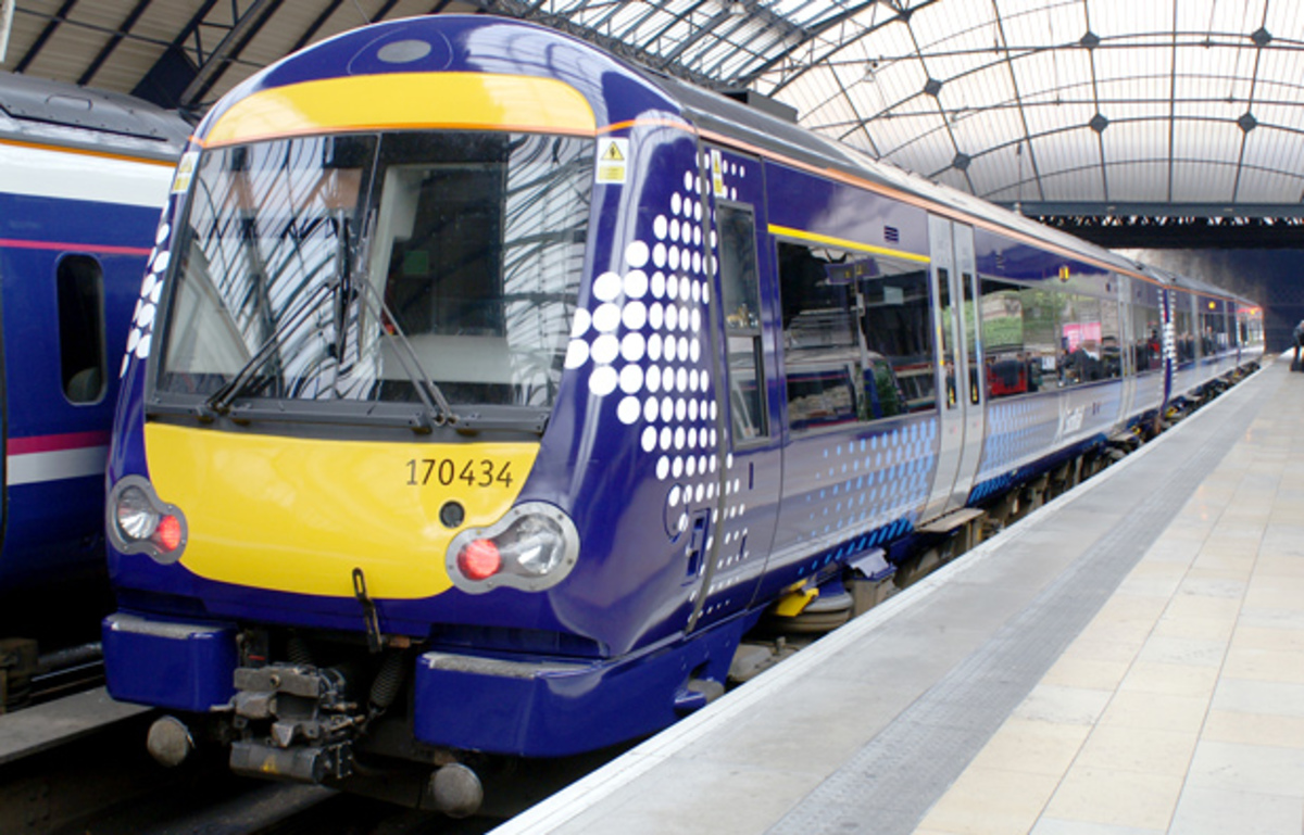 Βρετανία: Επιβατηγό τραίνο εκτροχιάζεται στη Σκωτία χωρίς θύματα.