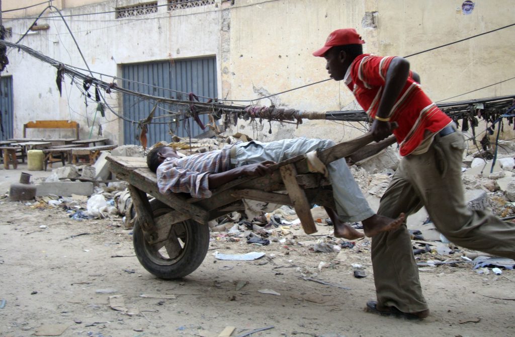 “Λουτρό” αίματος από βόμβες σε τζαμί στη Σομαλία