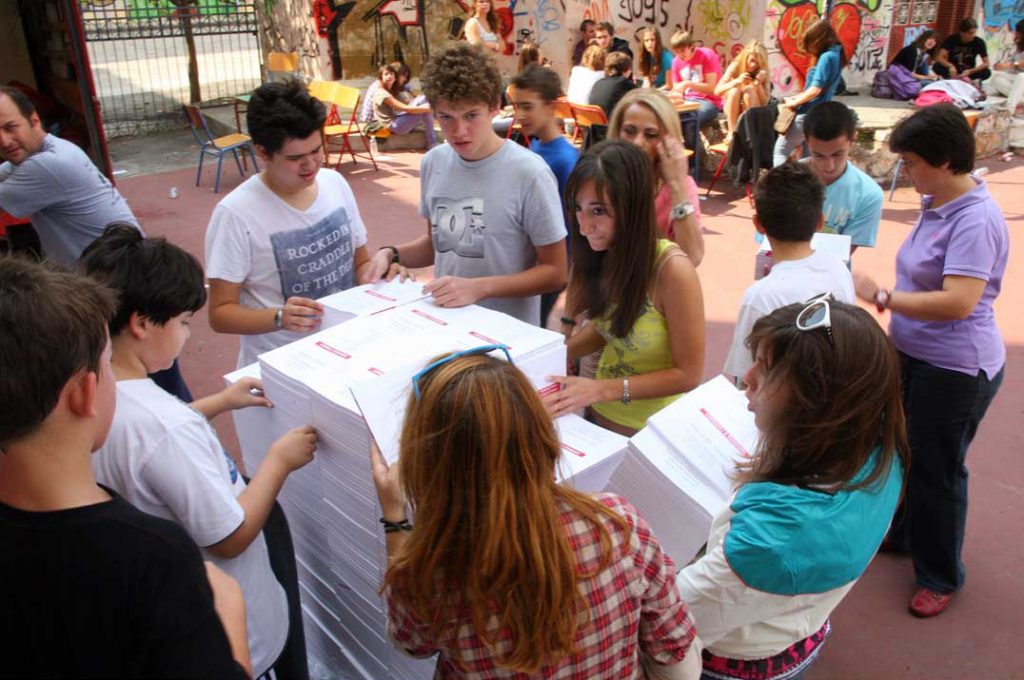 Τα Χριστούγεννα έφτασαν και οι μαθητές ακόμη περιμένουν τα βιβλία!