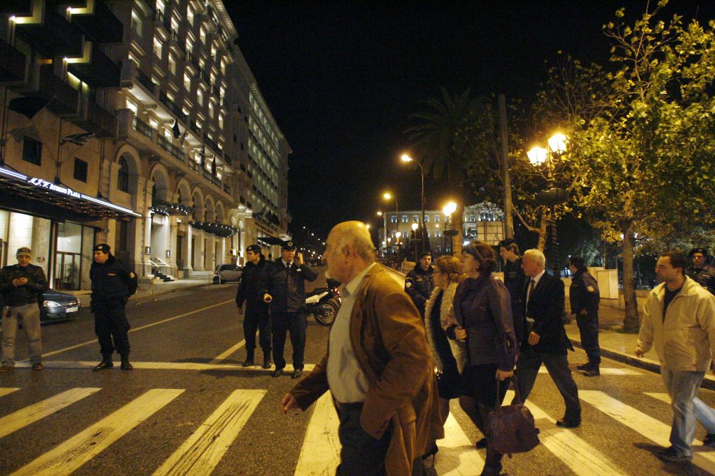 Του έβγαλαν μαχαίρι και του πήραν το κινητό μέσα στο Σύνταγμα!