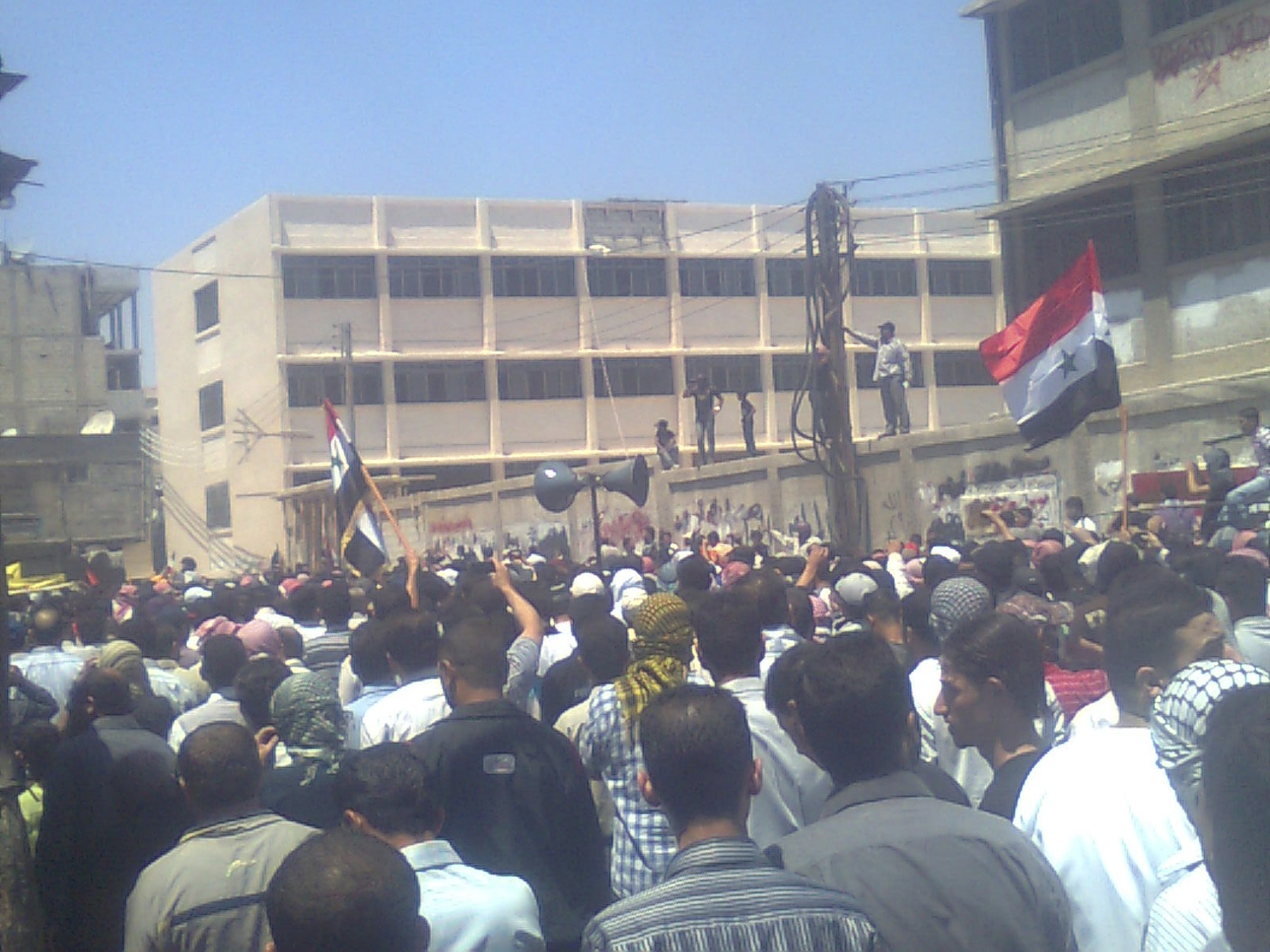 Σε κλοιό τανκς η πόλη που διαδήλωσε κατά του Άσαντ