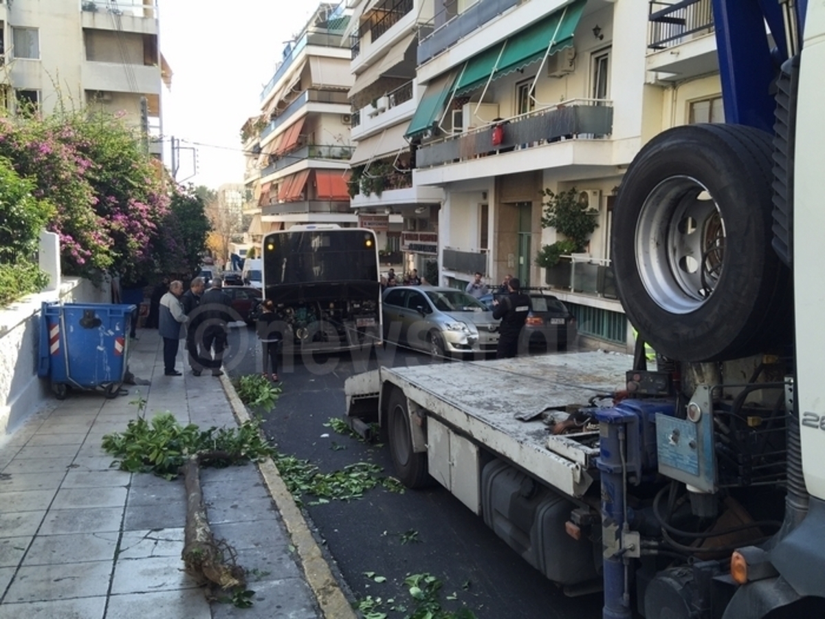 Πειραιάς: 77χρονος ο άνδρας που ακρωτηριάστηκε στην αιματηρή καραμπόλα [pics, vid]