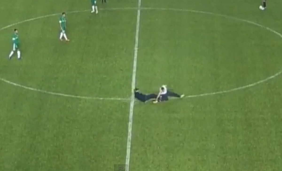 Σεκιουριτάς σταμάτησε με “δολοφονικό” τάκλιν εισβολέα οπαδό(VIDEO)