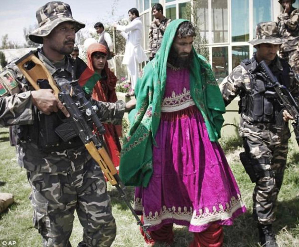 Ταλιμπάν ντυμένοι …γυναίκες επιτίθενται κατά στρατιωτών! – ΦΩΤΟ