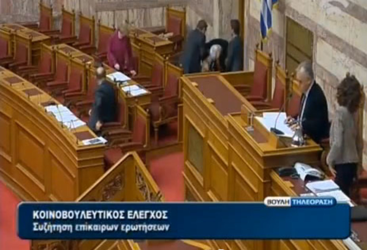Η στιγμή που σωριάζεται στην Βουλή ο υπουργός Τσαυτάρης! – VIDEO