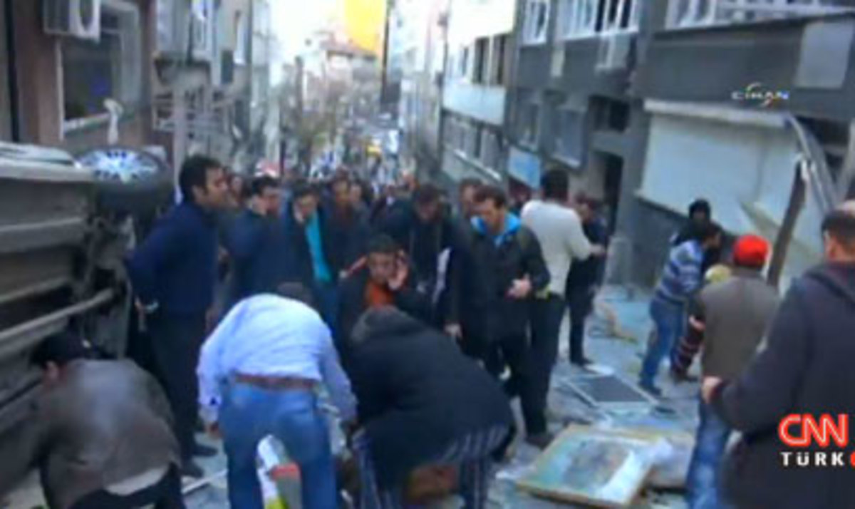 Ισχυρή έκρηξη σε πολυκατοικία κοντά στην πλατεία Ταξίμ – Πολλοί τραυματίες