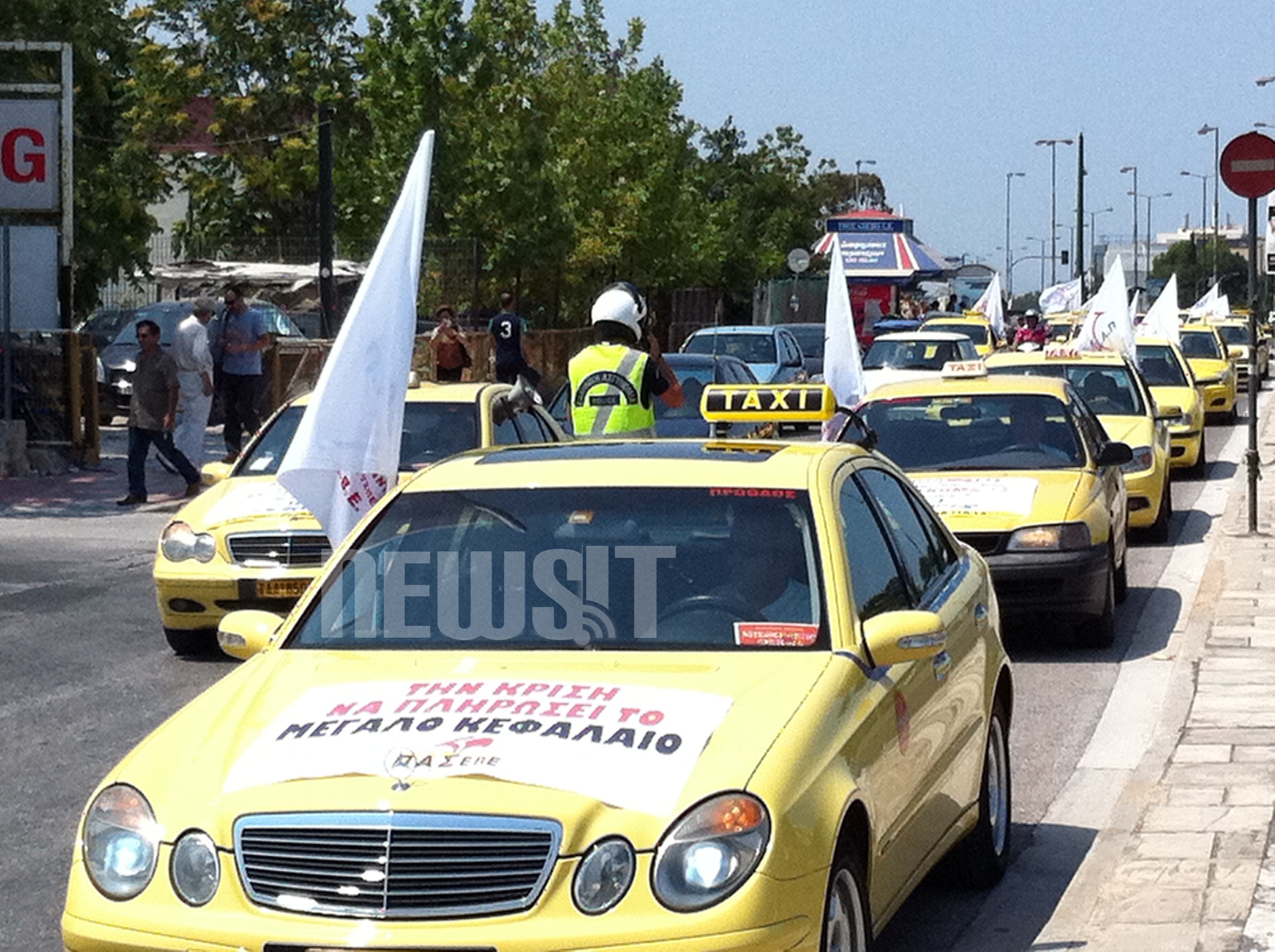Αποχώρησαν οι ταξιτδήδες από το Υπ. Μεταφορών – Προαναγγέλουν δυναμικότερες κινητοποιήσεις