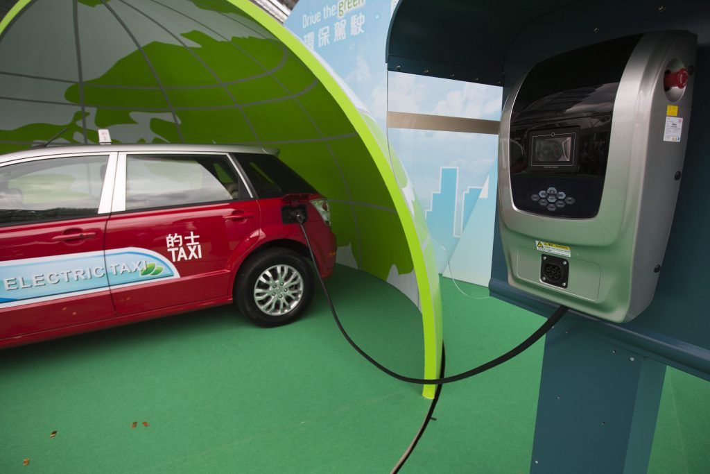 Έβγαλαν στους δρόμους ηλεκτρικά ταξί για να μειώσουν τη ρύπανση