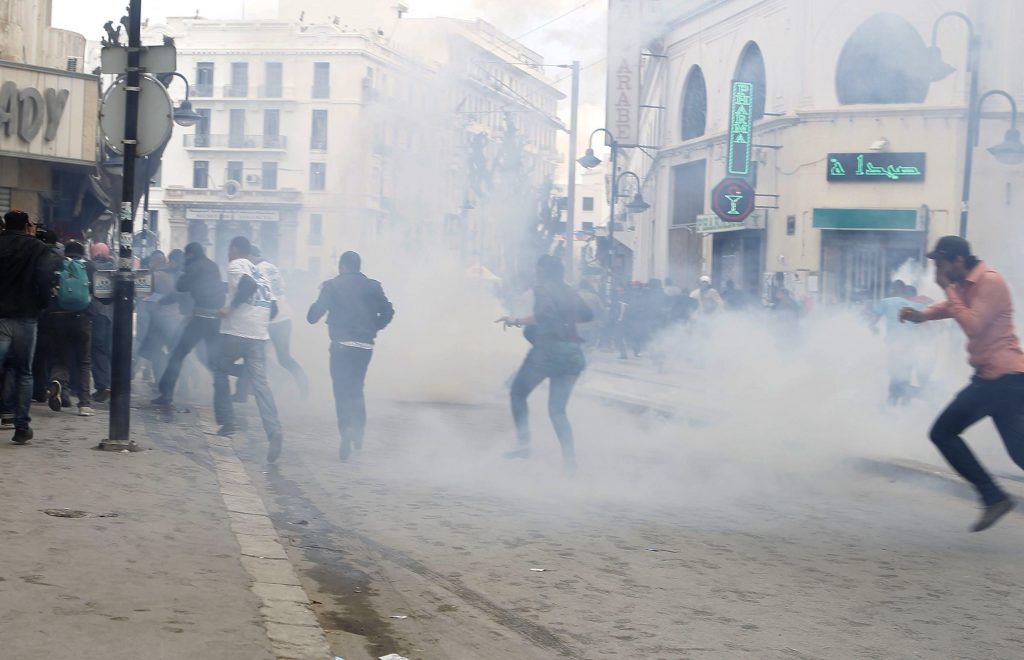 Τα δακρυγόνα στις διαδηλώσεις παραβιάζουν ανθρώπινα δικαιώματα
