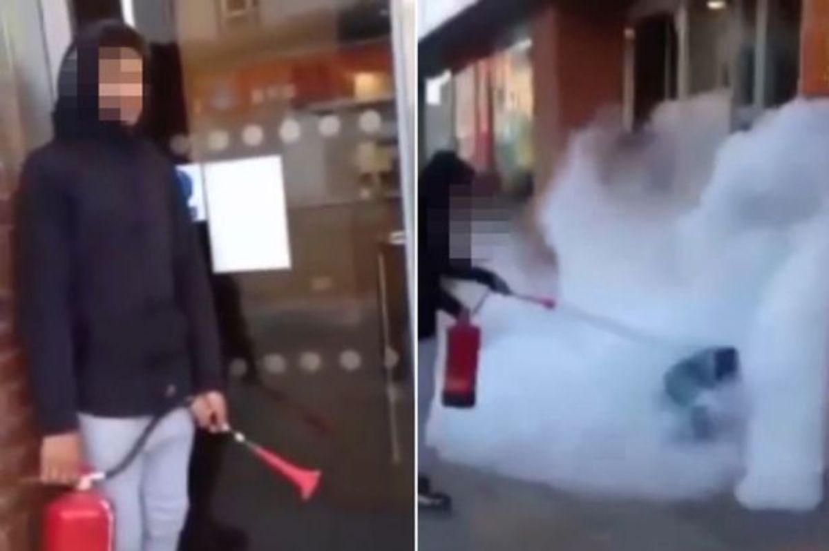 Σοκαριστικό βίντεο: Ψέκασαν άστεγο με πυροσβεστήρα για να γελάσουν