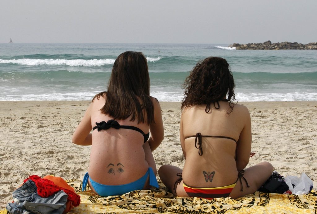 H φωτογραφία τραβήχτηκε πριν από λίγες ημέρες σε παραλία στο Τελ Αβίβ ΦΩΤΟ REUTERS