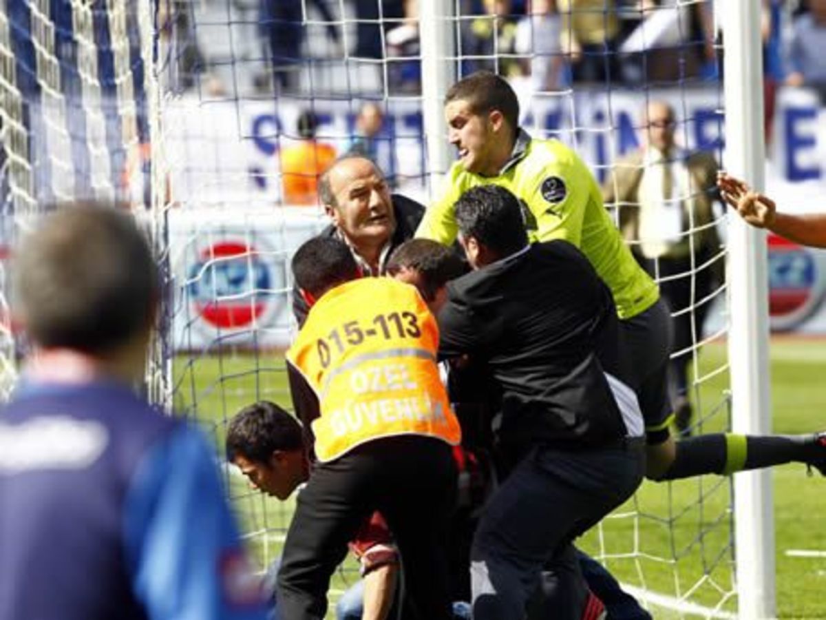 Τερματοφύλακας “σάπισε” στο ξύλο οπαδό! (VIDEO)