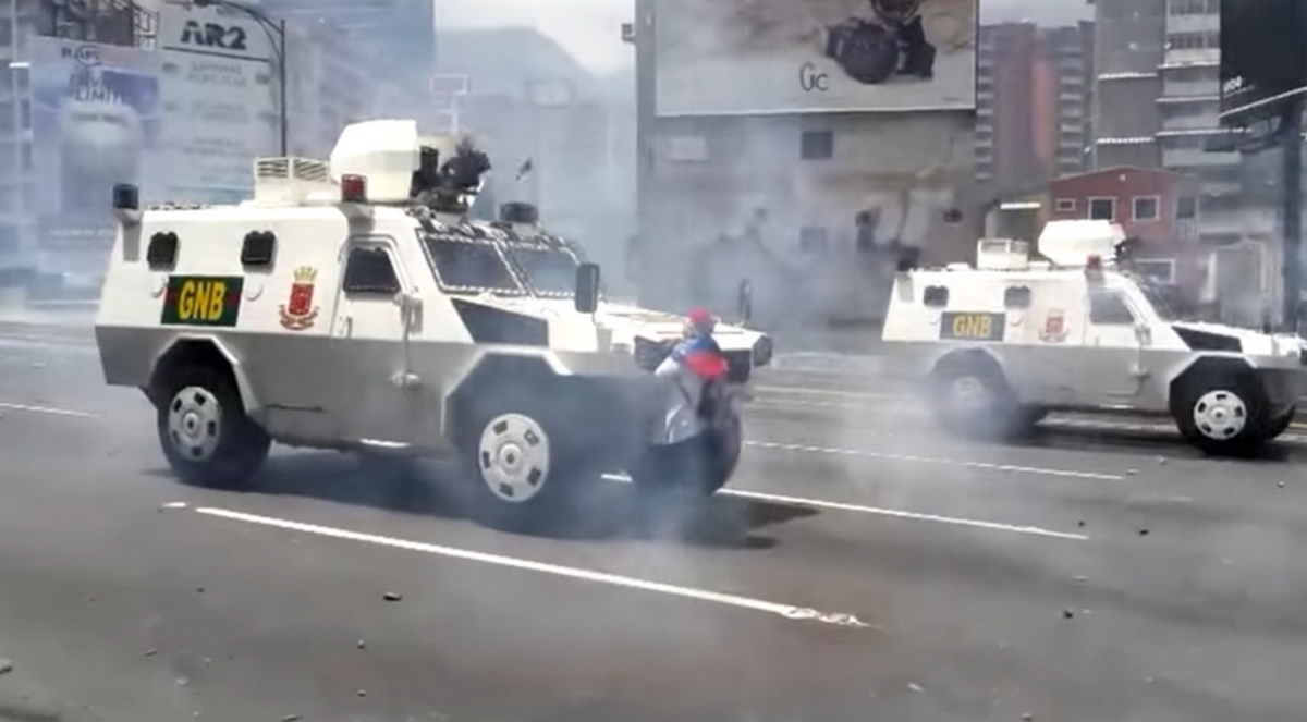 Βενεζουέλα: Η γυναίκα σύμβολο που στάθηκε μπροστά στο τεθωρακισμένο [vid]
