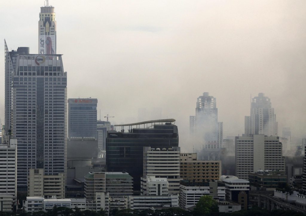 Καπνοί συνεχίζουν να βγαίνουν από πολλά κτίρια στην Μπανγκόκ. ΦΩΤΟ REUTERS