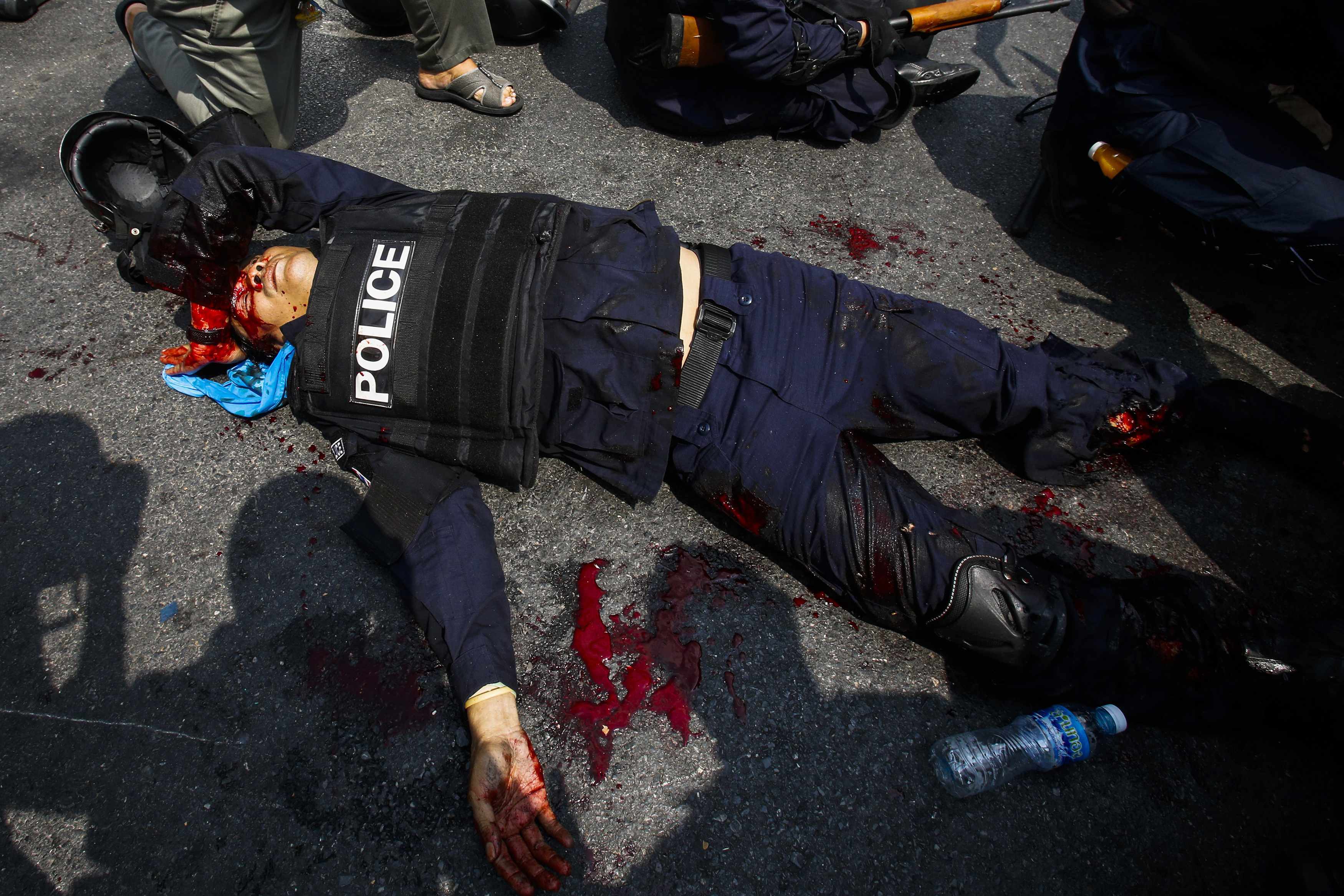 Τρεις οι νεκροί στις συγκρούσεις στη Ταϊλάνδη – Προσοχή σκληρές εικόνες