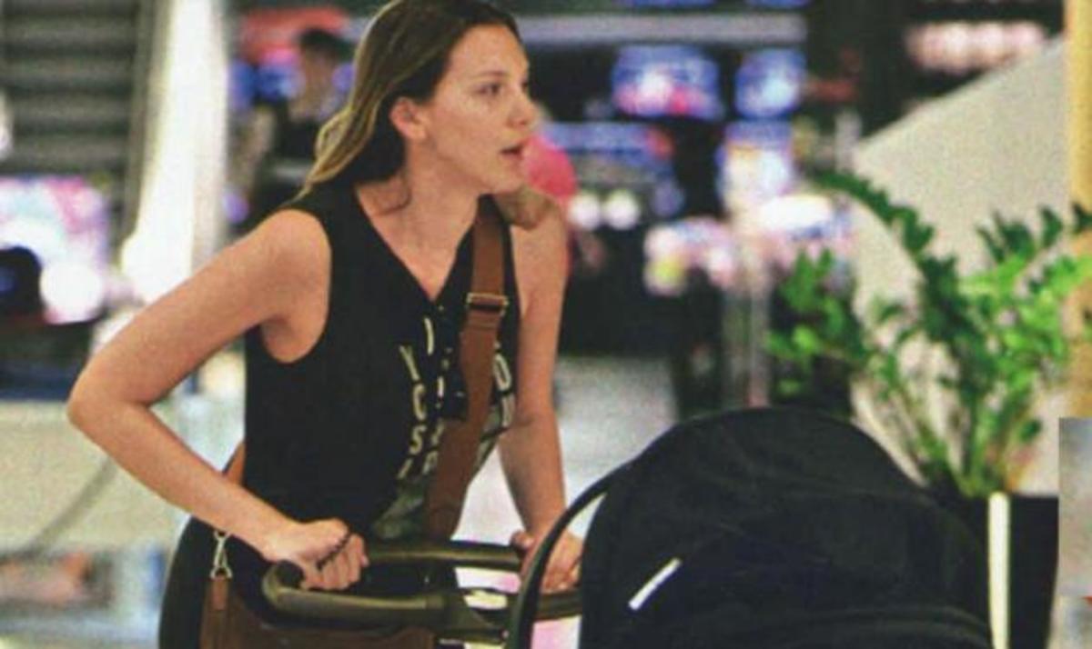 Θέλξη: Παντού με το μωρό της!