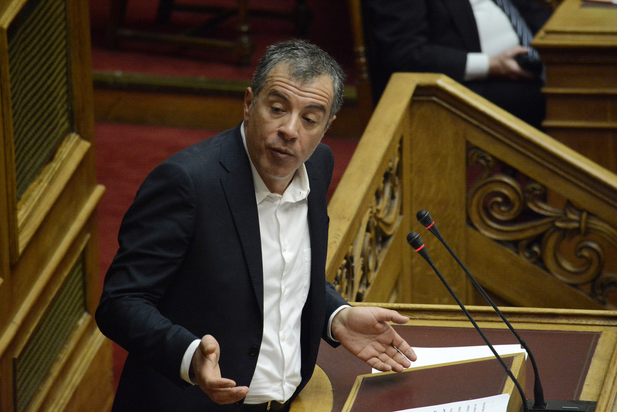 Θεοδωράκης: Όχι σε πρόωρες εκλογές – Είμαστε ακόμα με το ένα πόδι στο γκρεμό