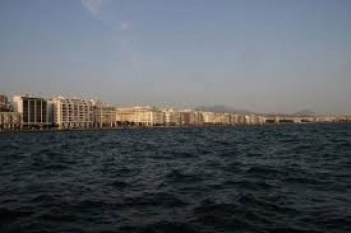 Γυναίκα έπεσε στο Θερμαϊκό μπροστά στο Μακεδονία Παλλάς