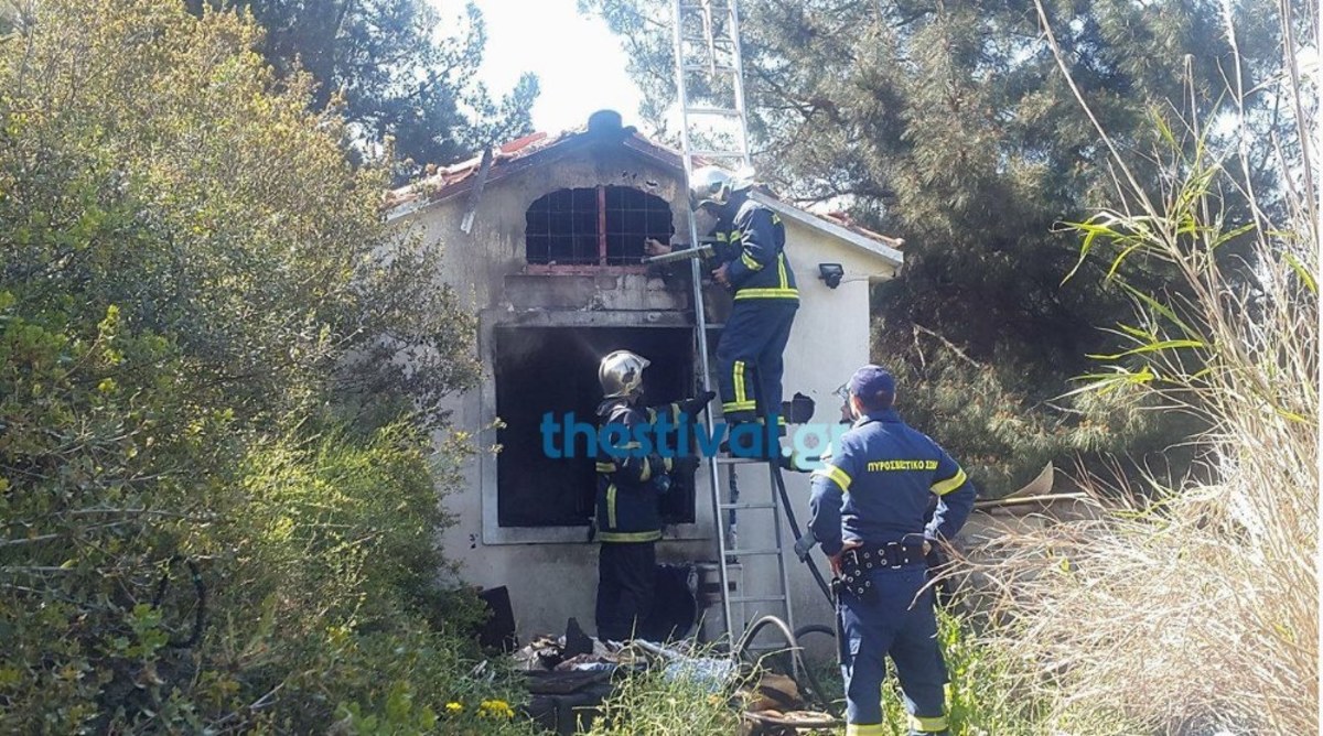 Θεσσαλονίκη: Δεν πρόλαβε να γλιτώσει από τη φωτιά – Τον βρήκαν νεκρό πίσω από την πόρτα [pics]