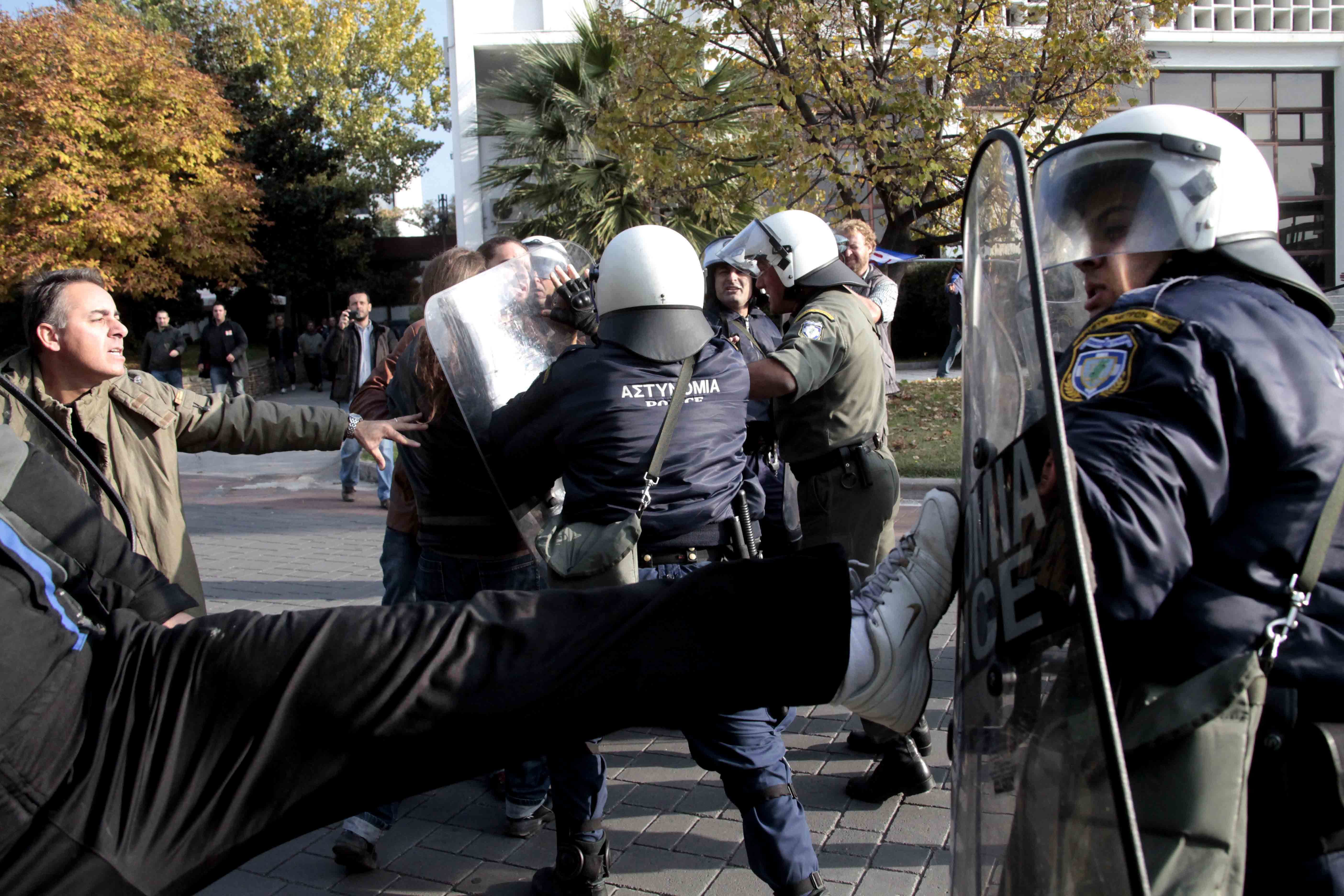 Η Μέρκελ για την επίθεση στον γερμανό πρόξενο – Το Μαξίμου προσπαθεί να ρίξει τους τόνους