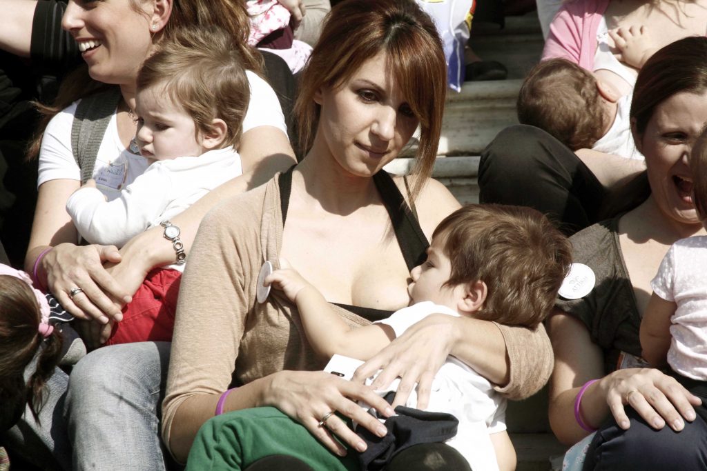 Δημόσιος θηλασμός σε 50 πόλεις την Κυριακή 2 Νοεμβρίου