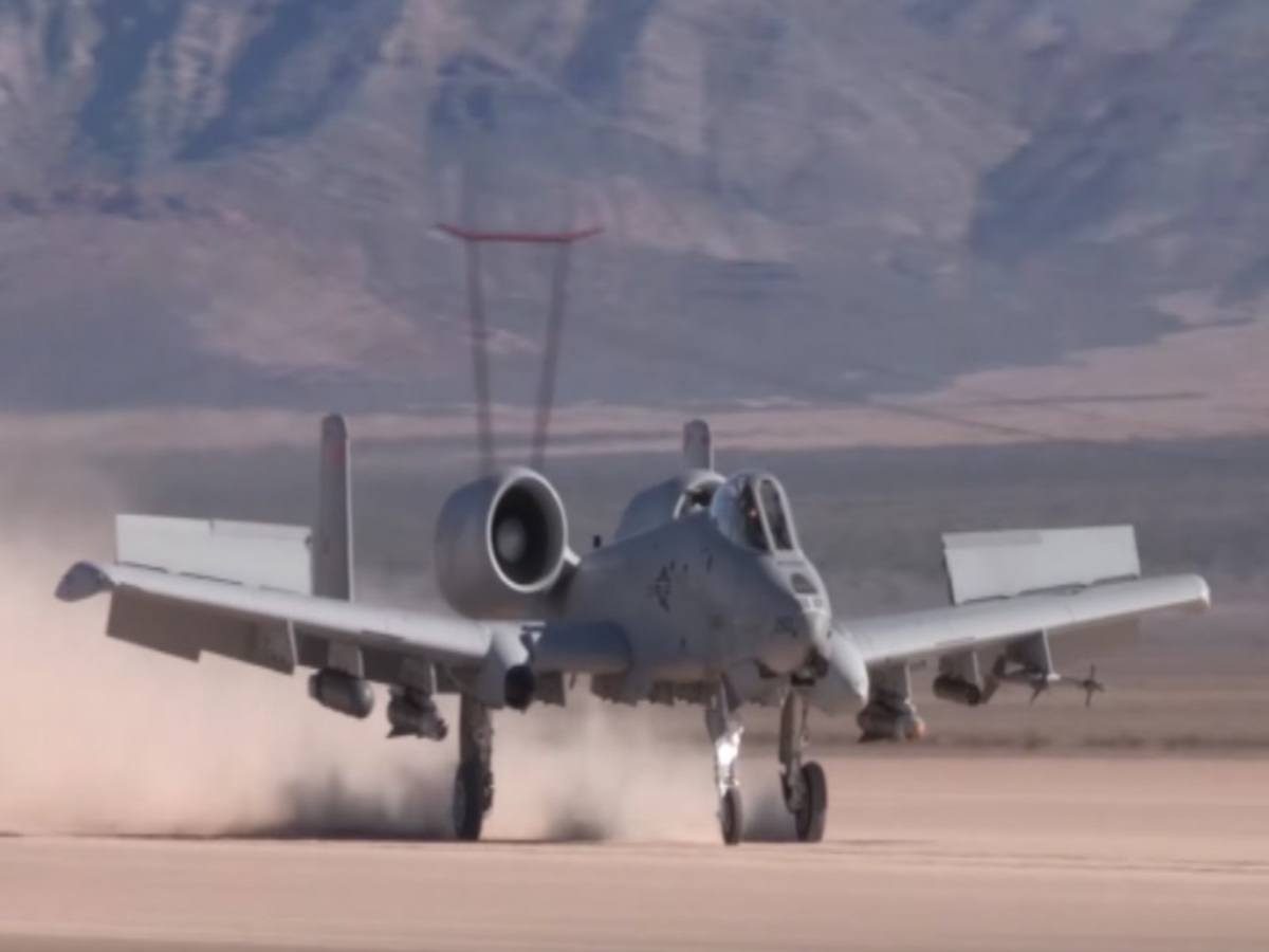 Εντυπωσιακή προσγείωση μαχητικού A-10 Thunderbolt! ΒΙΝΤΕΟ