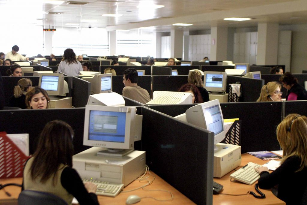 Προαναγγελία απολύσεων σε ΔΕΚΟ και Τράπεζες