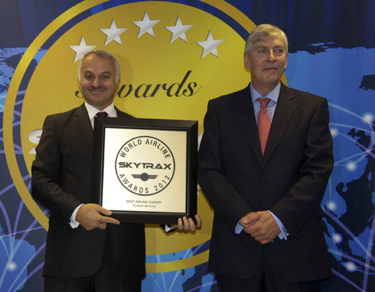 Ο Γενικός Διευθυντής της Turkish Airlines Dr. Temel Kotil παραλαμβάνει το βραβείο της «Καλύτερης Αεροπορικής Εταιρείας της Ευρώπης για το 2012»