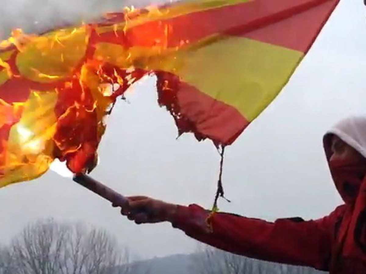 Έκαψαν σημαίες της ΠΓΔΜ στα Τίρανα