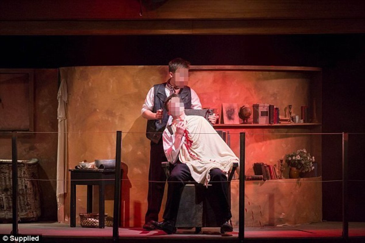Τρόμος σε σχολική παράσταση! 2 μαθητές με κομμένο λαιμό στο “Sweeney Todd”