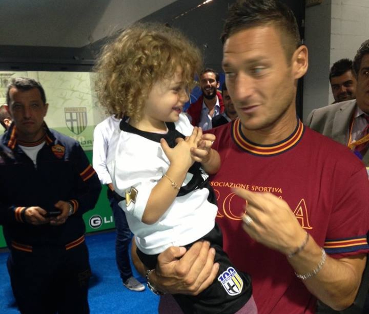 Ο Φραντσέσκο Τότι με τη μικρή Σανέλ