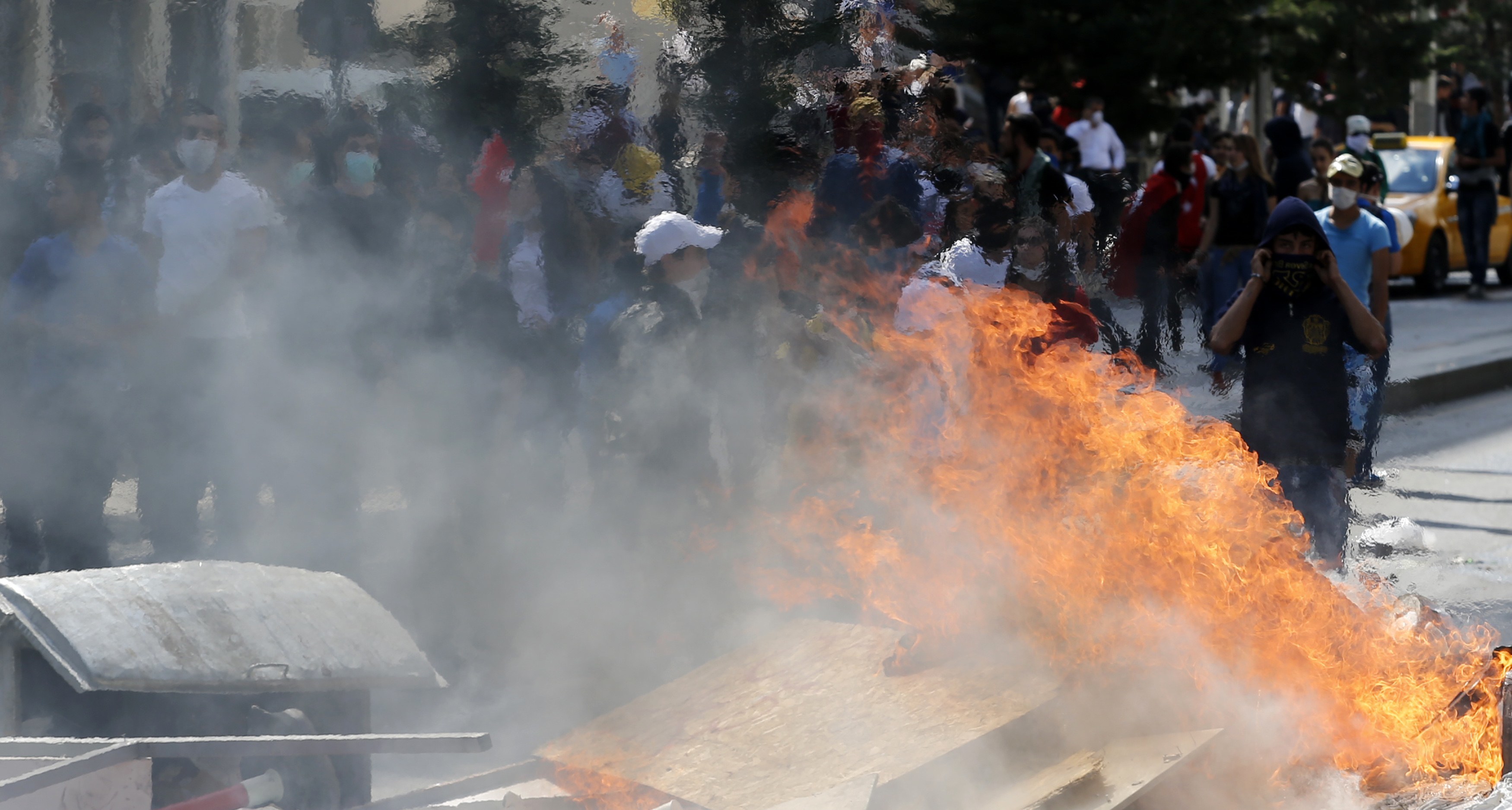 Νέα επεισόδια στην Κωνσταντινούπολη – Χιλιάδες διαδηλωτές έξω από το γραφείο του Ερντογάν – Ζητούν την παραίτησή του