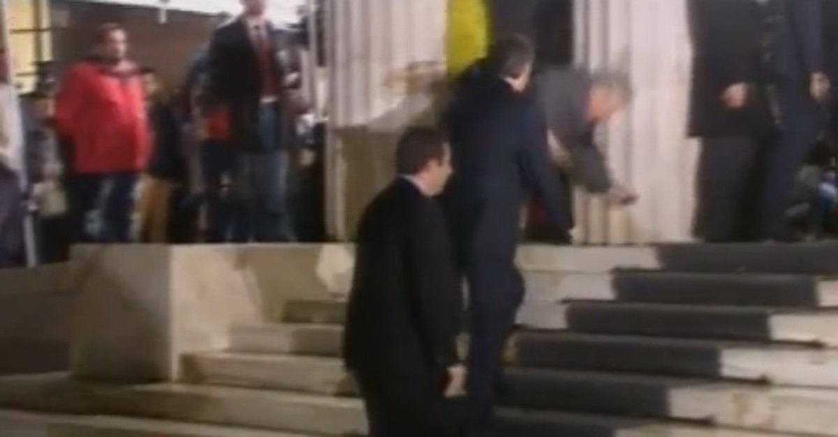 Τι είπε ο πρωταγωνιστής της επικής τούμπας στα σκαλοπάτια της Βουλής; VIDEO
