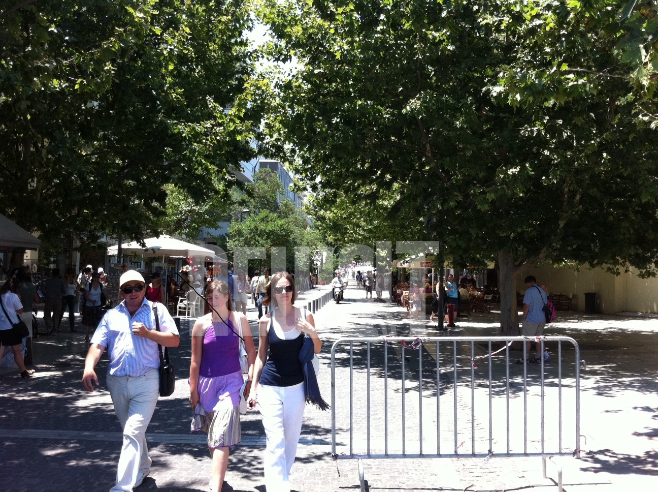 Τουρίστες προς Έλληνες: Να ξοδεύετε λιγότερα!