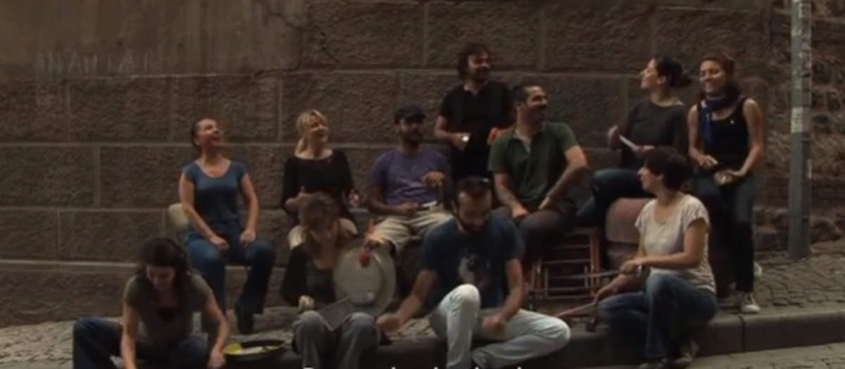 ΒΙΝΤΕΟ: Το τραγούδι που “αφιέρωσαν” οι διαδηλωτές στον Ερντογάν