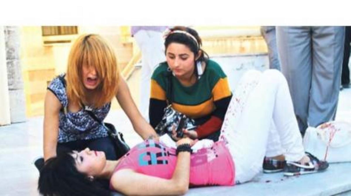 Φωτό από τη πραγματική Τουρκία! 18χρονη μαχαιρωμένη στο δρόμο από τον πρώην σύζυγο