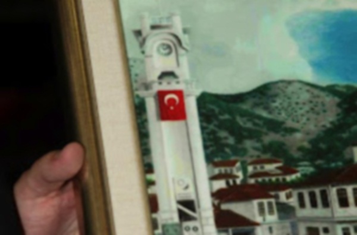ΘΡΑΚΗ:Απίστευτη πρόκληση “τούρκων”! “Υψωσαν” τουρκική σημαία στο ρολόϊ της Ξάνθης