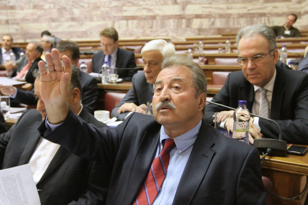 Για γέλια και για κλάματα οι εξηγήσεις του Τραγάκη για τους διορισμούς στη Βουλή