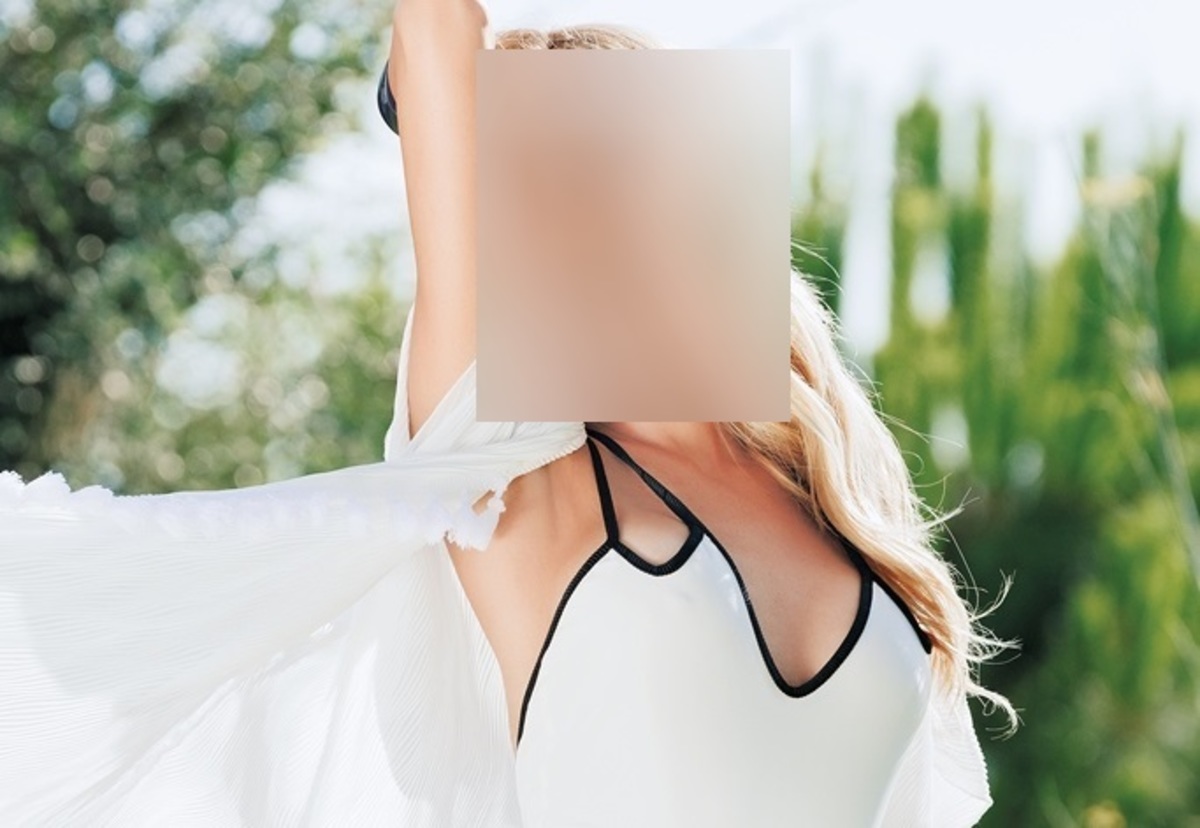 Είναι πασίγνωστη Ελληνίδα τραγουδίστρια σε αναπηρικό καροτσάκι;