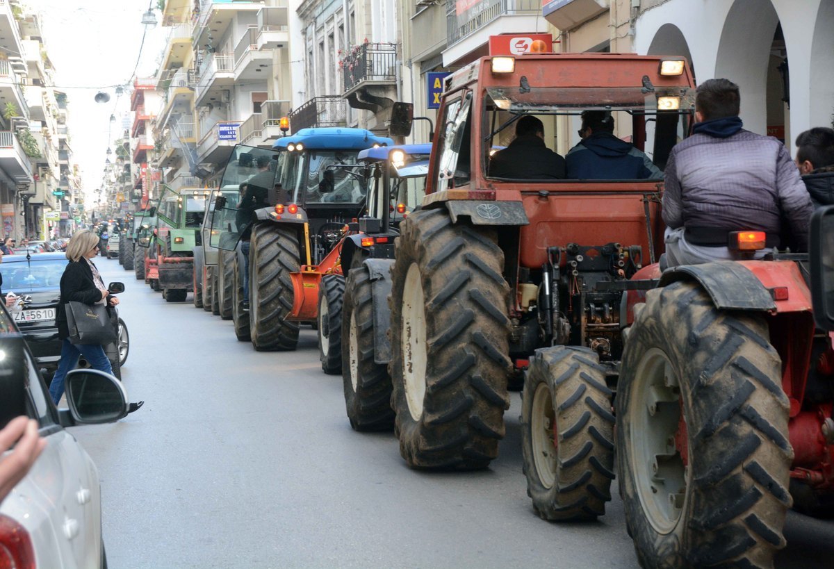 Μόνο συμβολικά λίγα τρακτέρ δέχεται η κυβέρνηση – Το σχέδιο απώθησης