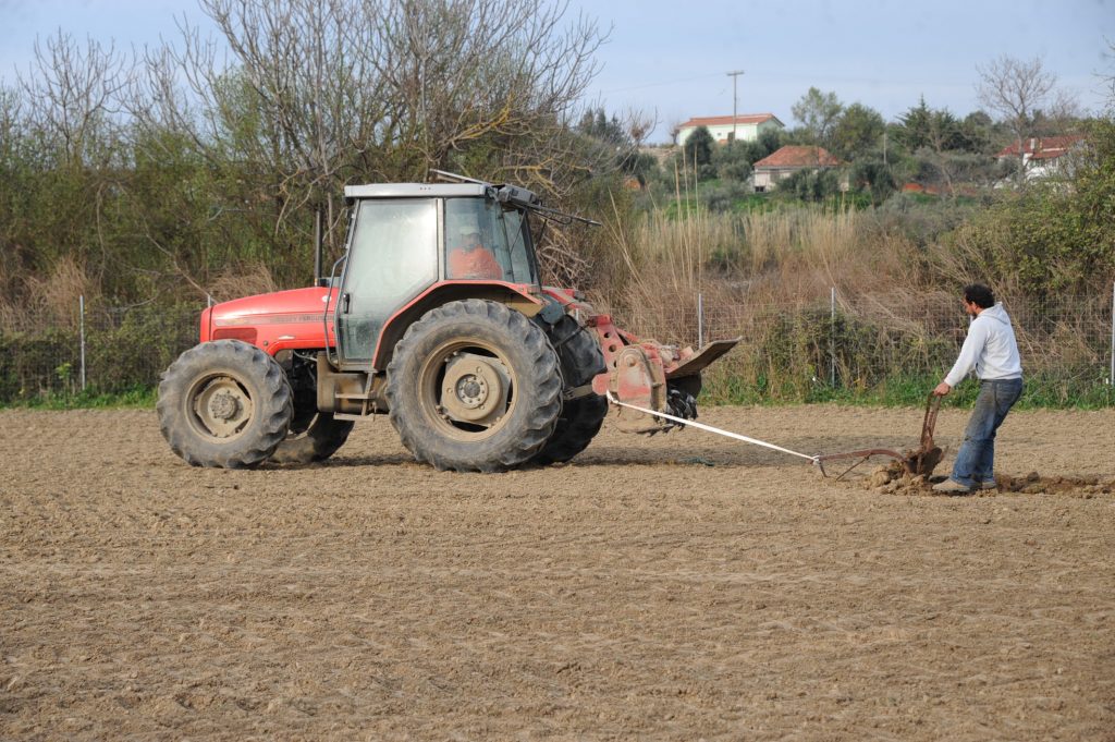NY Times: “Οι αγρότες στην Ελλάδα αγόραζαν Μερσεντές αντί τρακτέρ”