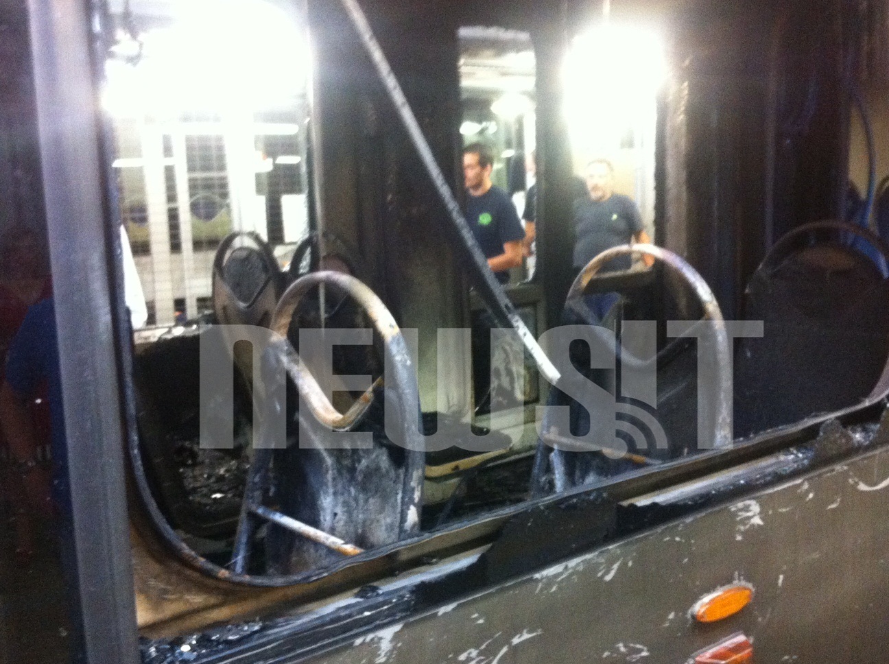 Επίθεση κουκουλοφόρων με γκαζάκια σε σταθμό του Τραμ – ΦΩΤΟ