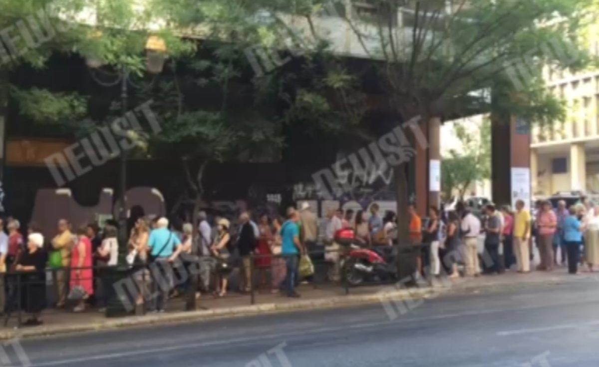 Ατελείωτες ουρές στις τράπεζες