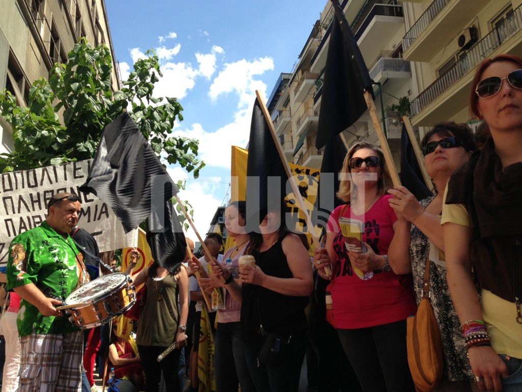 ΤΩΡΑ: Με μαύρες σημαίες και ταμπούρλα οι τραυματιοφορείς στο Υπουργείο Υγείας