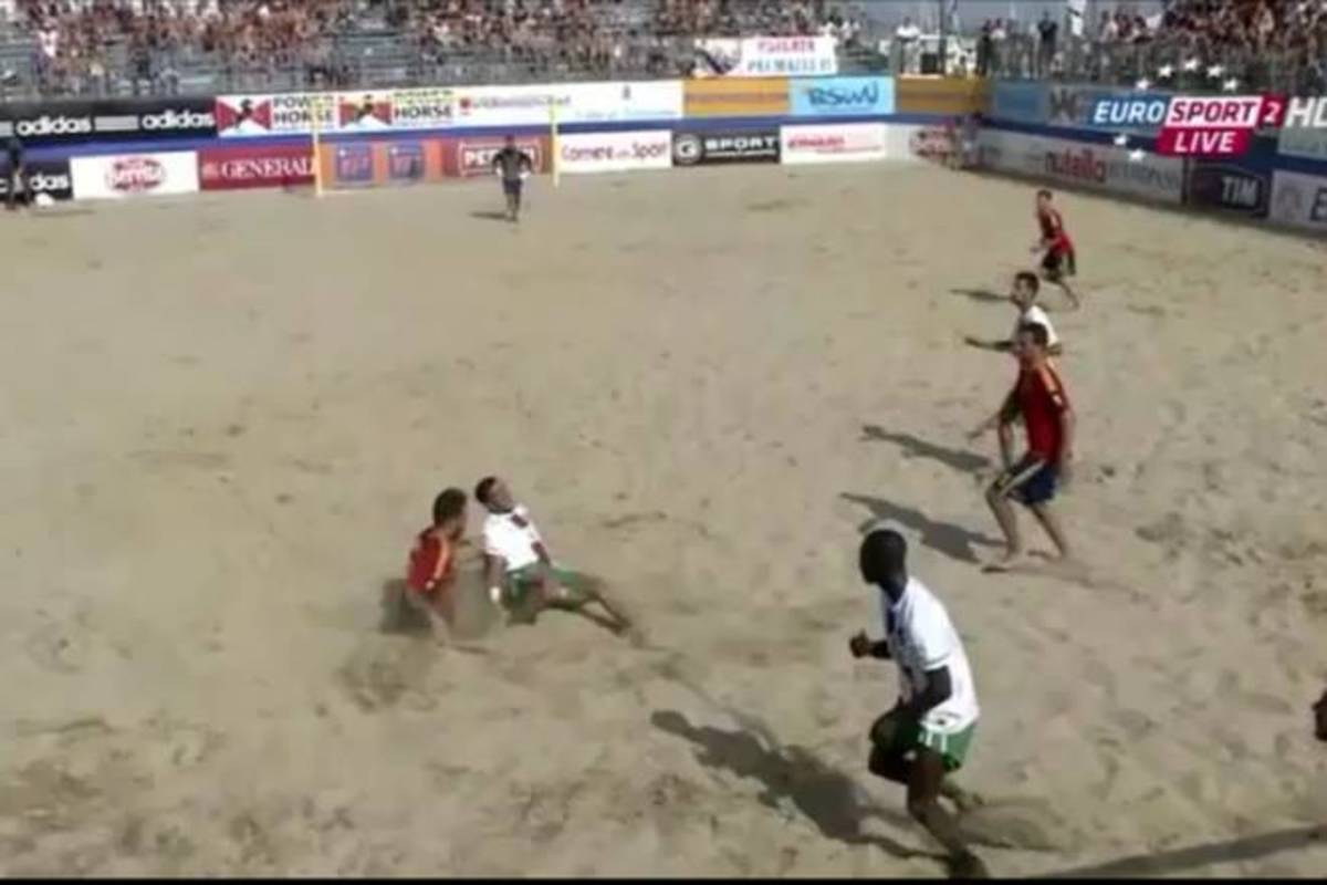 Σοκαριστικός τραυματισμός σε αγώνα beach soccer (VIDEO)