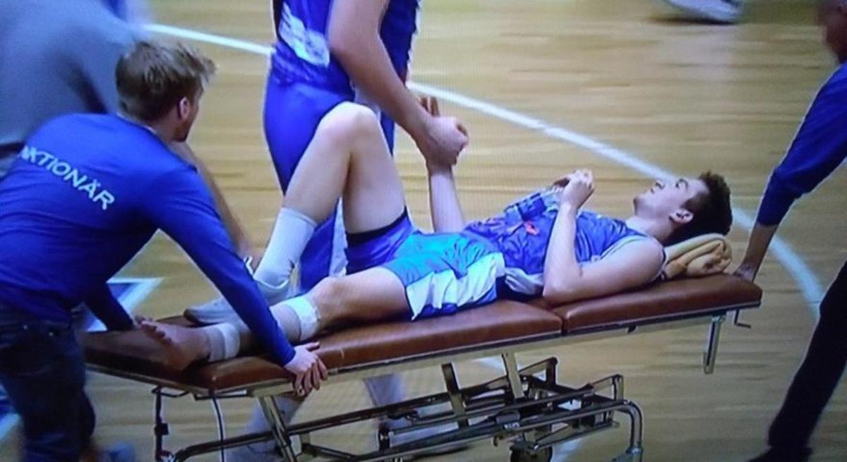 Σοκαριστικός τραυματισμός μπασκετμπολίστα! Προσοχή, “σκληρές” εικόνες [vid]