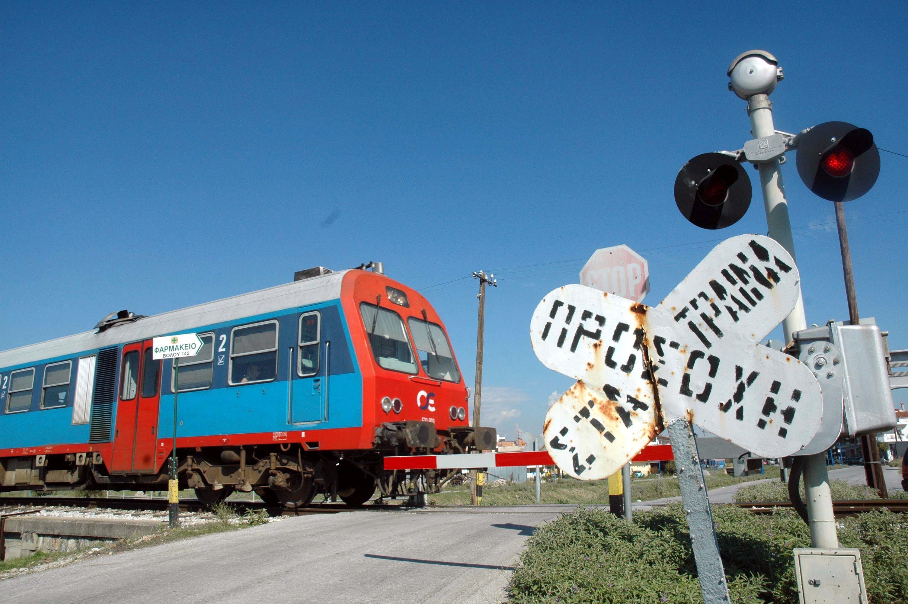 Σύγκρουση τρένων στο Μενίδι -Τραυματίας ο μηχανοδηγός και έξι επιβάτες