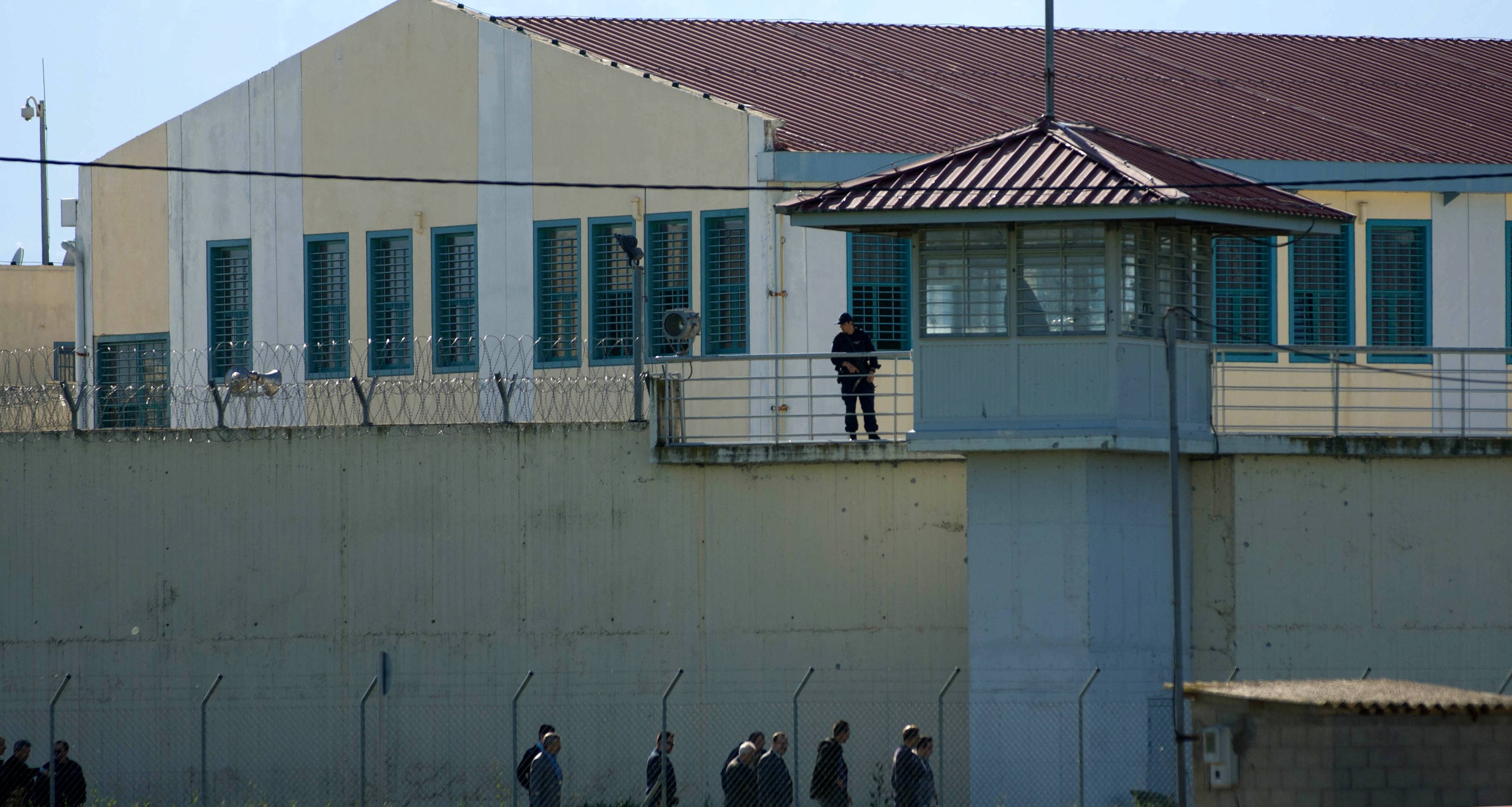 Φρουροί φυλακών με πολεμικά όπλα – Η ΕΚΑΜ ελέγχους σε κελιά κρατουμένων